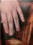 parmak-uzerine-sol-anahtari-dovmesi---g-key-music-tattoo-on-finger