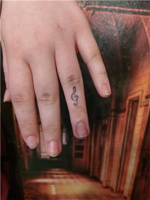 parmak-uzerine-sol-anahtari-dovmesi---g-key-music-tattoo-on-finger
