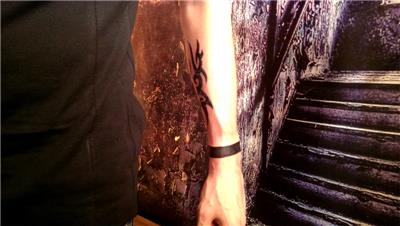 siyah-bant-bilek-dovmesi---black-band-tattoo