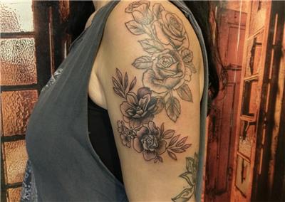 kol-uzerine-golgeli-cicek-ve-yapraklar-dovmesi---flower-tattoos-on-arm