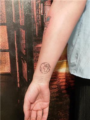 minimal-dunya-dovmesi---minimal-earth-tattoo