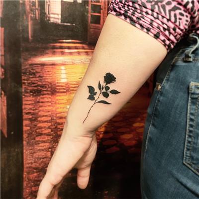 bilege-siyah-gul-dovmesi---black-rose-tattoo