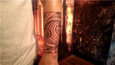 cerceve-icinde-cizgisel-deniz-dalgalari-dovmesi---geometric-waves-line-work-tattoo