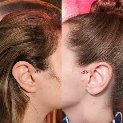 kulak-uzerine-om-sembolu-dovmesi---om-tattoo-on-ear