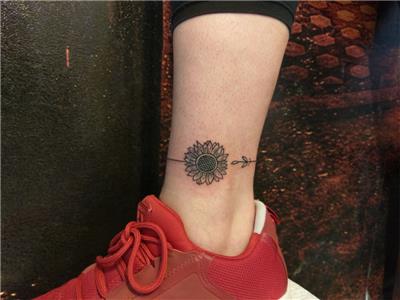 ayak-bilegi-cizgi-ay-cicegi-dovmesi---line-sunflower-tattoo-