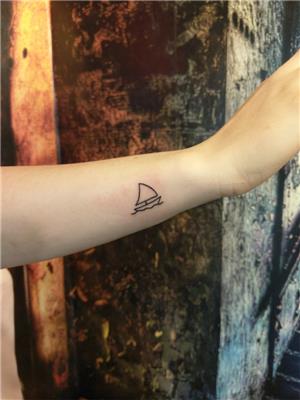 minimal-yelkenli-dovmesi---minimal-simple-sailboat-tattoo