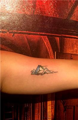 geometrik-dovmeler-mavi-tonlarinda-ucgenler----triangle-tattoos