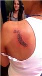 omuza-tuy-ve-b-e-harfleri-dovmesi---feather-and-letter-tattoos-