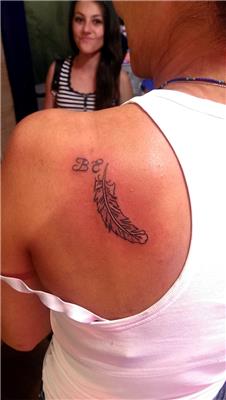 omuza-tuy-ve-b-e-harfleri-dovmesi---feather-and-letter-tattoos-