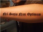 nil-satis-nisi-optimum-tattoo---sadece-en-iyi-yeterince-iyidir-latince-dovme