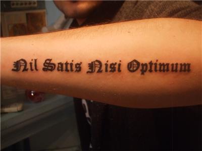 nil-satis-nisi-optimum-tattoo---sadece-en-iyi-yeterince-iyidir-latince-dovme