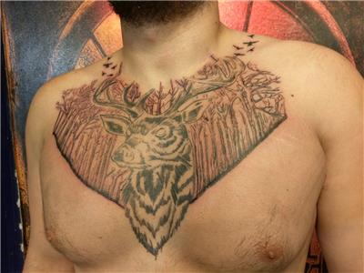 gogus-uzerine-geyik-ve-orman-dovmesi---deer-and-forest-tattoo