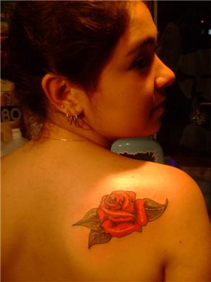 omuza-kirmizi-gul-dovmesi---red-rose-tattoo