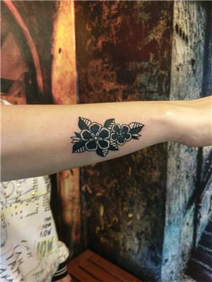 omer-isim-dovmesi-uzerini-old-school-cicek-dovmesi-ile-kapatma-calismasi---name-tattoo-cover-up-with-old-school-flower-tattoo