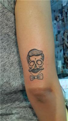 kuru-kafa-dovmesi---stayin-classy-skull-tattoo