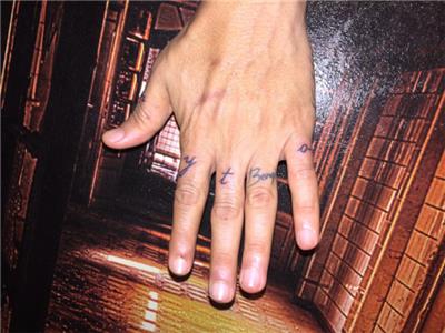 parmak-uzerine-harfler-ve-gazi-mustafa-kemal-dovmesi---finger-tattoos-and-ataturk-signature