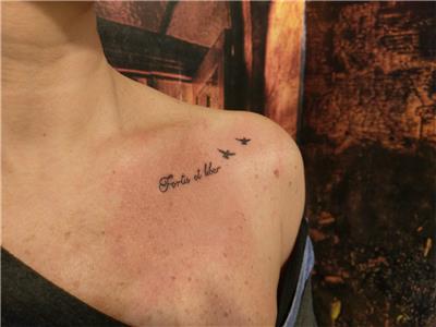 latince-guclu-ve-ozgur-ucan-kuslar-dovmesi---fortis-et-liber-flying-birds-tattoo