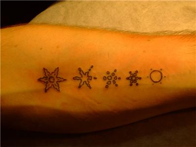 kar-tanesi-evreleri-dovmesi---snowflake-evolution-tattoo