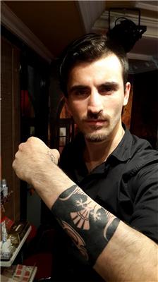 cift-basli-kartal-musta-siyah-bant-kol-kapama-dovme-kapama-calismasi---eagle-punch-black-cover-up-tattoo