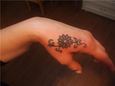 el-uzerine-cicek-sarmasik-dovmeleri---flowers-and-ivy-tattoos-on-hand