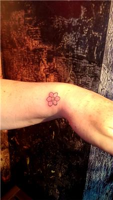 bilege-kucuk-renkli-cicek-dovmesi---flower-tattoos