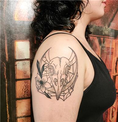 karga-kafatasi-cicek-ay-dovmesi---crow-skull-flower-moon-old-school-tattoo
