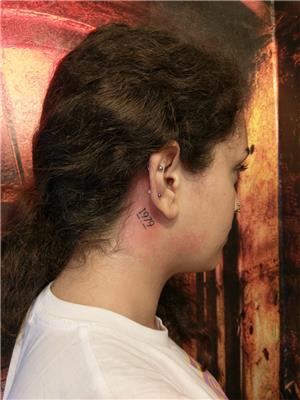 kulak-arkasina-1979-tarih-dovmesi---behind-ear-date-tattoo