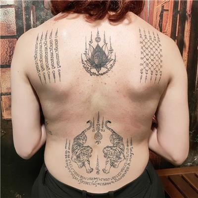 sak-yant-sirta-kaplan-yazi-lotus-dovmesi---sak-yant-tiger-lotus-back-tattoo