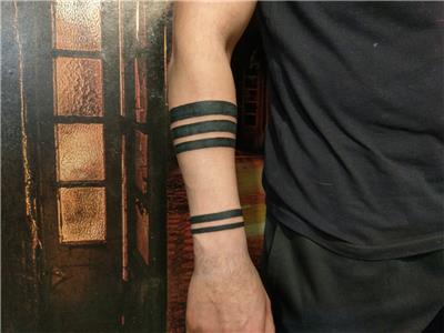 kol-uzerine-5-adet-siyah-bant-dovmesi---arm-black-band-tattoos
