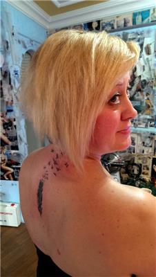 tuy-ve-ucan-kuslar-sirt-dovmesi---feather-and-flying-birds-back-tattoo