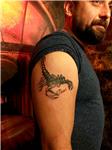 isim-dovmesi-akrep-dovmesi-ile-kapatma-calismasi---name-tattoo-cover-up-with-scorpion