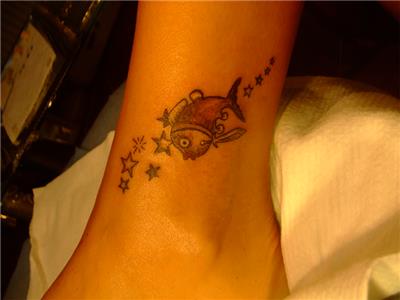kucuk-kara-balik-ve-yildizlar-dovmesi---little-black-fish-and-stars-tattoo
