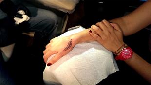 El zerine Ty Dvmesi / Feather Tattoo on Hand