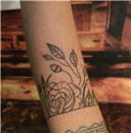 bant-cizgi-uzerine-gul-ve-yapraklar-dovmesi---rose-and-leaves-line-tattoo