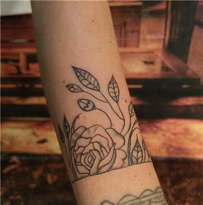 bant-cizgi-uzerine-gul-ve-yapraklar-dovmesi---rose-and-leaves-line-tattoo