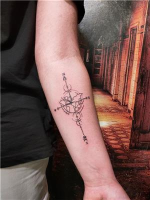 pusula-dunya-haritasi-ve-ok-dovmesi---compass-world-map-and-arrow-tattoo