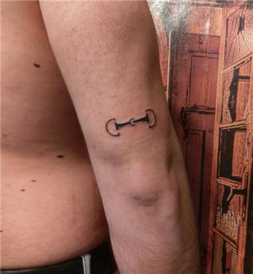 at-d-kantarma-dovmesi---horse-bit-d-ring-tattoo