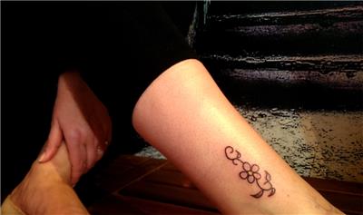 ayak-bilegine-minimal-cicek-dovmesi---minimal-flower-tattoos-