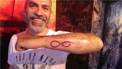 sonsuzluk-isareti-icinde-isimler-dovmesi---infinity-name-tattoo