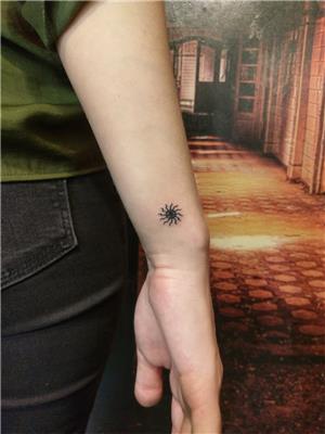 bilege-gunes-kolyesi-orneginden-gunes-sembolu-dovmesi---sun-symbol-tattoo