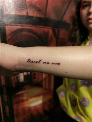 trust-no-one-yazi-dovmesi---trust-no-one-lana-del-rey-tattoo