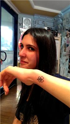 dort-yaprakli-yonca-sans-dovmesi---lucky-clover-tattoo