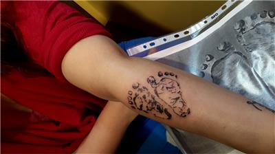 bebek-ayak-izi-dovmesi---baby-footprint-tattoo