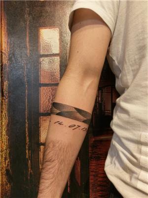 golgeli-serit-bant-ve-kolu-saran-tarih-dovmeleri---shaded-band-and-date-tattoo