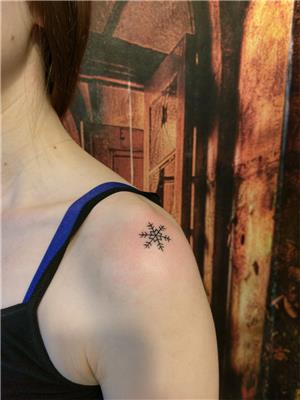 omuz-basina-minimal-kar-tanesi-dovmesi---minimal-snowflake-tattoo