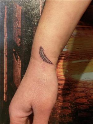 bilege-minimal-tuy-dovmesi---minimal-feather-tattoo