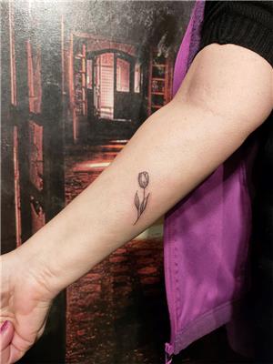 minimal-lale-dovmesi---minimal-tulip-tattoo