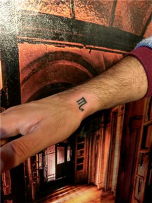 akrep-burcu-sembolu-dovmesi---scorpio-horoscope-symbol-tattoo