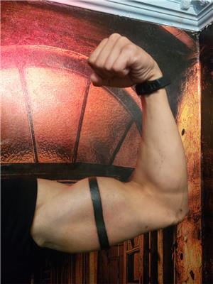 ust-kola-siyah-bant-dovmesi---black-band-tattoo-on-arm