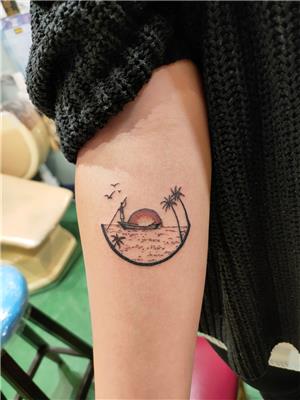 cizgisel-kayikci-deniz-gunes-ve-palmiyeler-dovmesi---sailor-sun-palm-trees-and-sea-tattoo